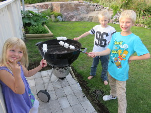 barnen grillar marshmallows
